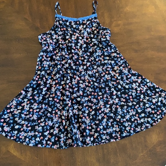 Adorable dresses - Picture 2 of 5